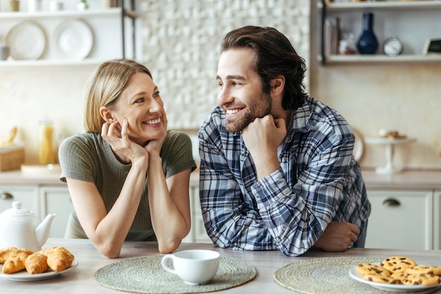 Uśmiechnięta para przy stole